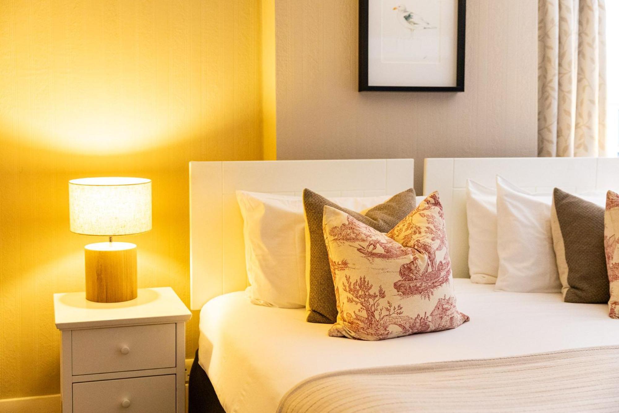Bed and Breakfast The Georgian House Braye Экстерьер фото